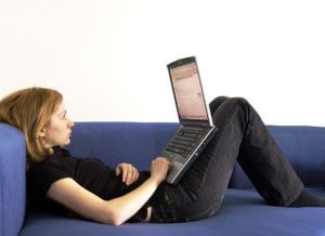 Vrouw op de bank met een laptop