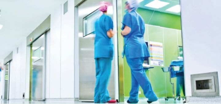 ziekenhuis artsen lopen op afdeling