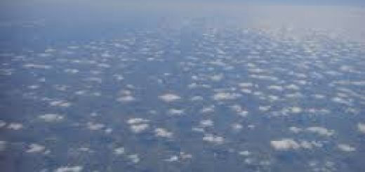 Veel klein wolkjes in een blauwe lucht
