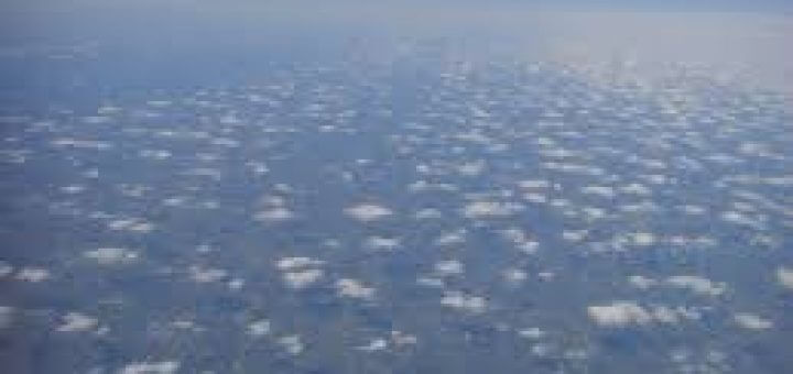 Veel klein wolkjes in een blauwe lucht