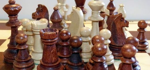 schaakstukken op bord