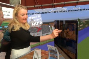 Minister Melanie Schultz-Van Haegen van Infrastructuur en Milieu zoekt haar eigen huis in GeoCraftNL