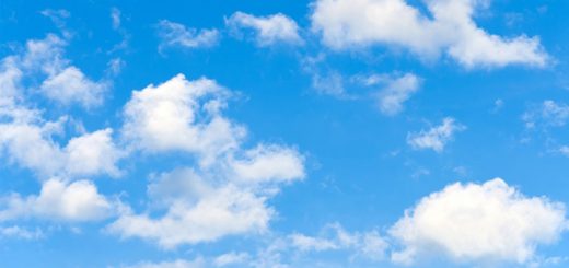 cloud clouddiensten: witte wolken tegen blauwe lucht