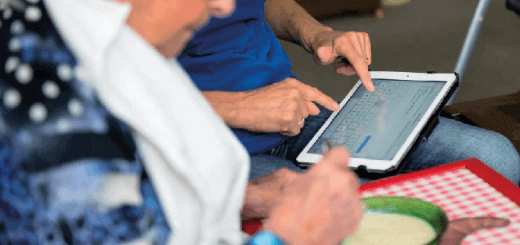 zorgmedewerkers kijken op tabletdigitale zorg thuis