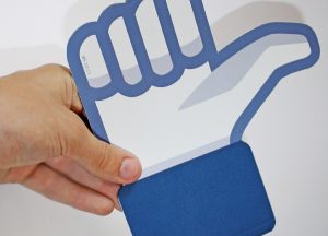 facebook duimpje in iemands hand