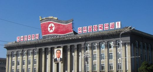 Noord-Korea vlag op parlementsgebouw