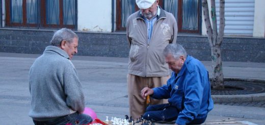 oude mannen spelen schaak op een bank buiten prostaatkankerpatiënten