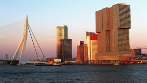 Haven en skyline Rotterdam