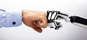 robots en cobots robothand geeft boks aan mensenhand