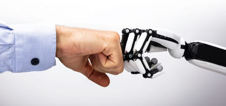 robot en mens boks met handen