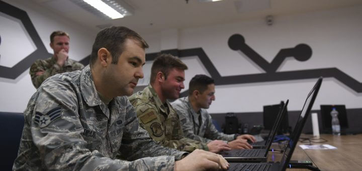 soldaten achter computer aan het werk. voormalig militairen krijgsmacht