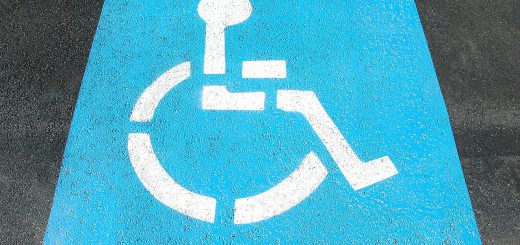 rolstoelsymbool tegel op straat gehandicaptenzorg
