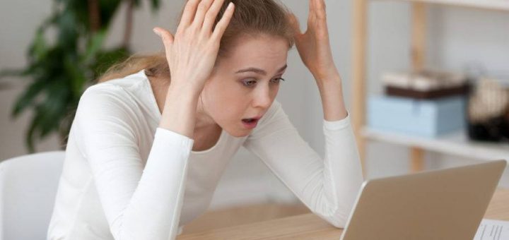 vrouw achter laptop met handen in het haar digitale starters