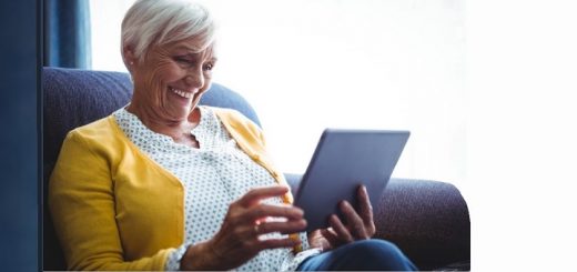 Oudere vrouw met een iPad