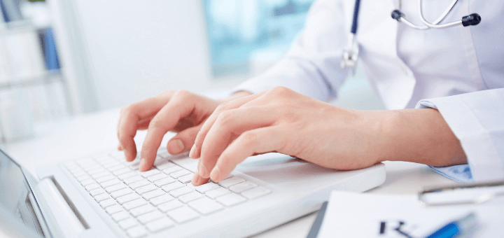 Arts achter toetsenbord patiëntvragen