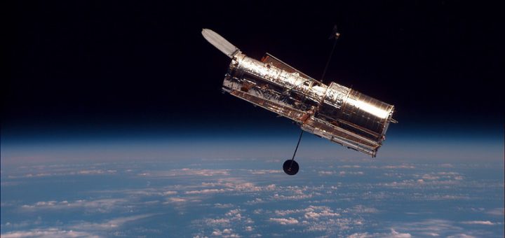 Hubble telescoop cirkelt donr de aarde