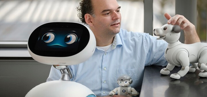 Futuroloog Mike van Rijswijk met sociale robots