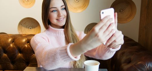 Meisje houdt telefoon voor gezicht. gezichtsfilter-apps