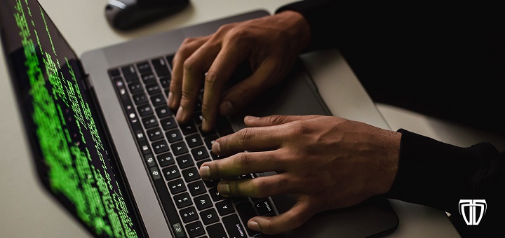 Handen op toetsenbord van laptop antivirus