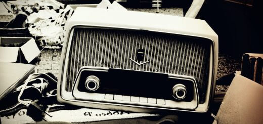 analoge radio buizenradio op stapel papier