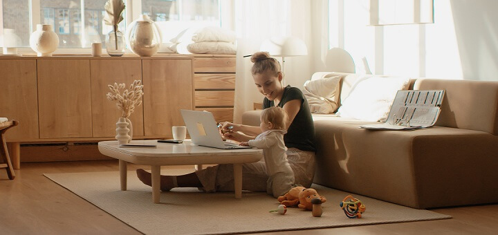thuiswerken moeder achter laptop met kind. standaard werkplek