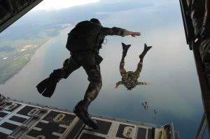 militairen springen uit vliegtuig soldaten