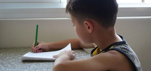 chinees kind maakt een tekening aan tafel. Chinese jongeren mobieltjesverbod