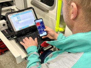 Ambulancepersoneel kijk op beroerte-app