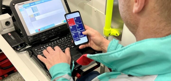 Ambulancepersoneel kijk op beroerte-app