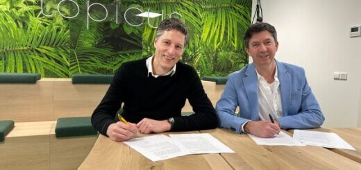 Foto ondertekening links Wouter de Jong (Topicus) en Tom Spitters (Steunwijzer)