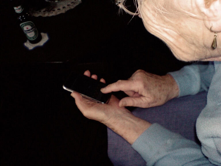 Britse telecomprovider O2 leidt oplichters om de tuin met AI-oma