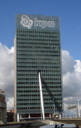 KPN boekt lichte groei en blijft op koers met uitrol glasvezel