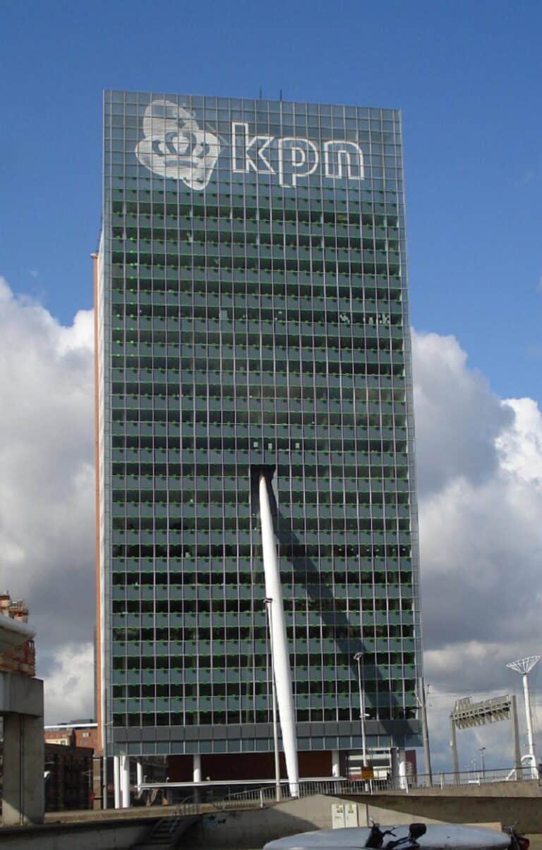 KPN boekt lichte groei en blijft op koers met uitrol glasvezel