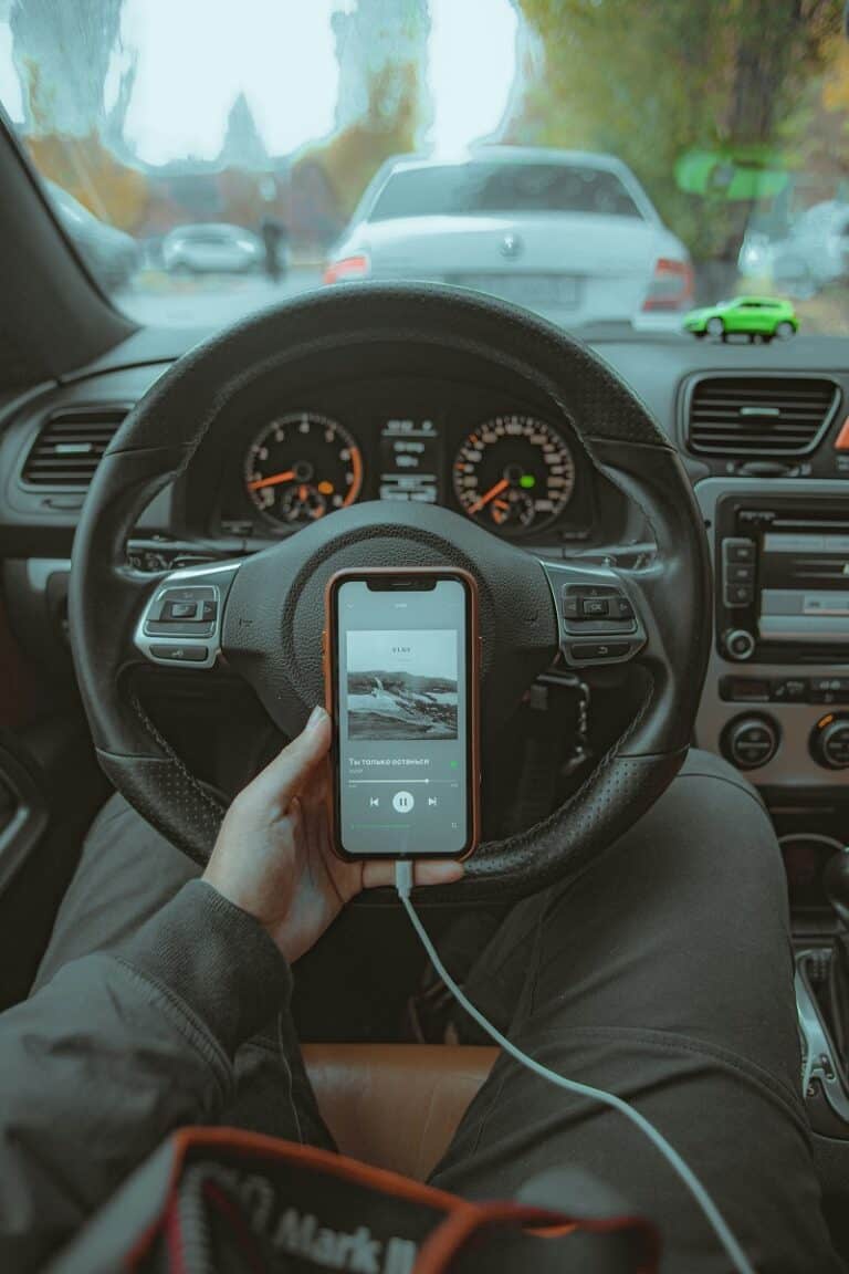 Focusflitser verhoogt de pakkans op bellen en appen tijdens het rijden