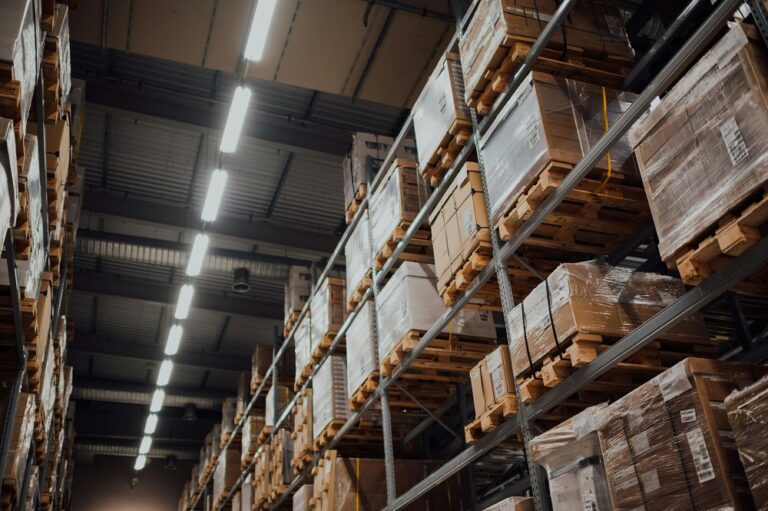 Amazon test robots in magazijnen, maar mensen blijven voorlopig onmisbaar