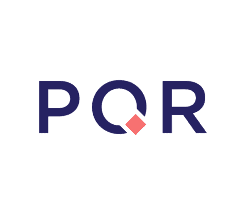 De letters "PQR" in vet donkerblauw, met de poot van de "Q" gevormd door een klein gekanteld rood vierkantje. Witte achtergrond.