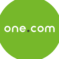 Groene cirkel met de witte tekst "one.com" in kleine letters en een zwarte stip tussen "one" en "com" in het midden.