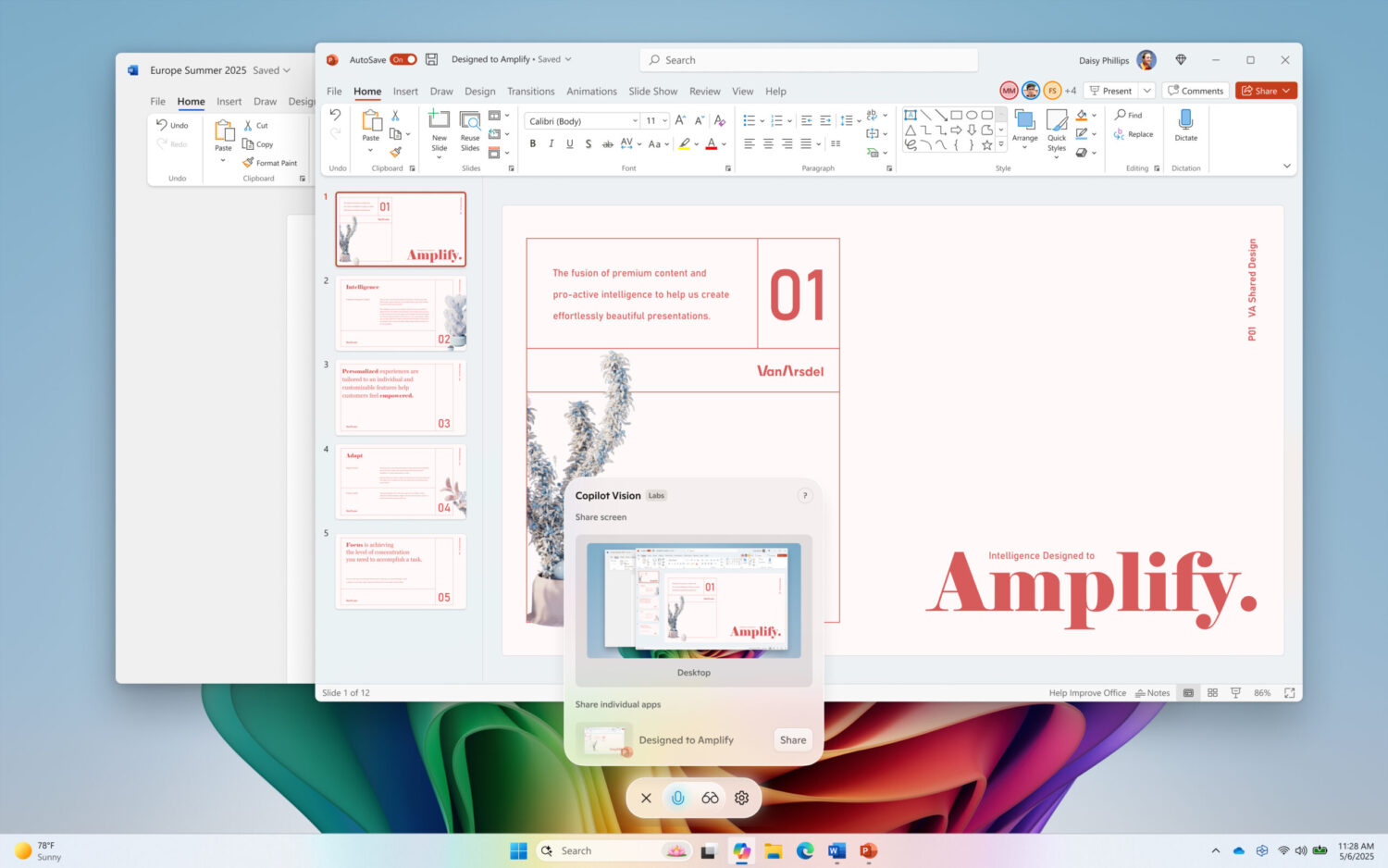 Een PowerPoint-presentatie met de titel "Versterken" is geopend op een Windows 11-bureaublad, met in het midden een venster voor het delen van Copilot dat een schermvoorbeeld weergeeft.