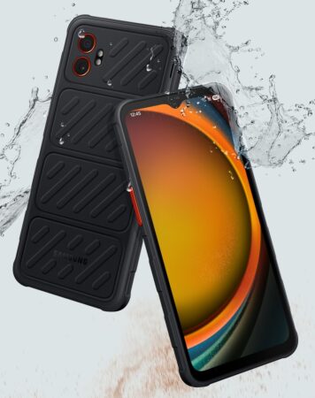 Samsung Galaxy XCover7 Pro Twee Samsung smartphones in robuuste zwarte hoesjes worden getoond met waterspetters, om hun waterbestendige functie te benadrukken.