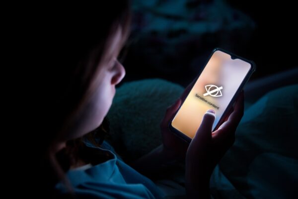 Kabinet wikt en weegt over online leeftijdsverificatie
