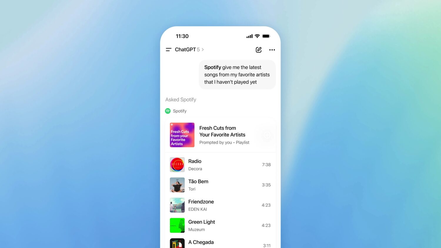 Een smartphonescherm toont een ChatGPT-appgesprek met een Spotify-afspeellijst met de titel "Fresh Cuts from Your Favorite Artists", met daaronder een lijst met nummers.