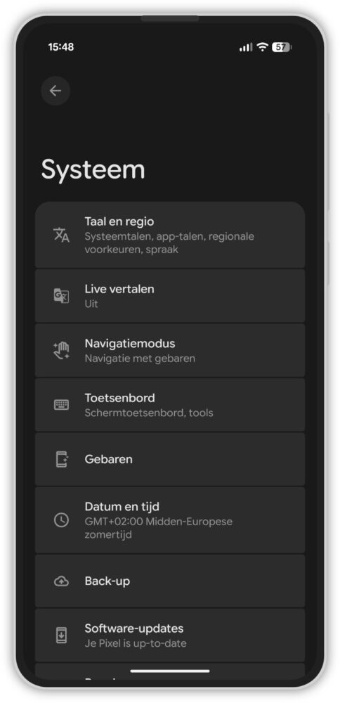Een smartphonescherm toont het instellingenmenu "Systeem" in het Nederlands, met opties als taal, live vertaling, navigatiemodus, toetsenbord, Ontwikkelaarsopties, gebaren, datum en tijd, back-up en software-updates.