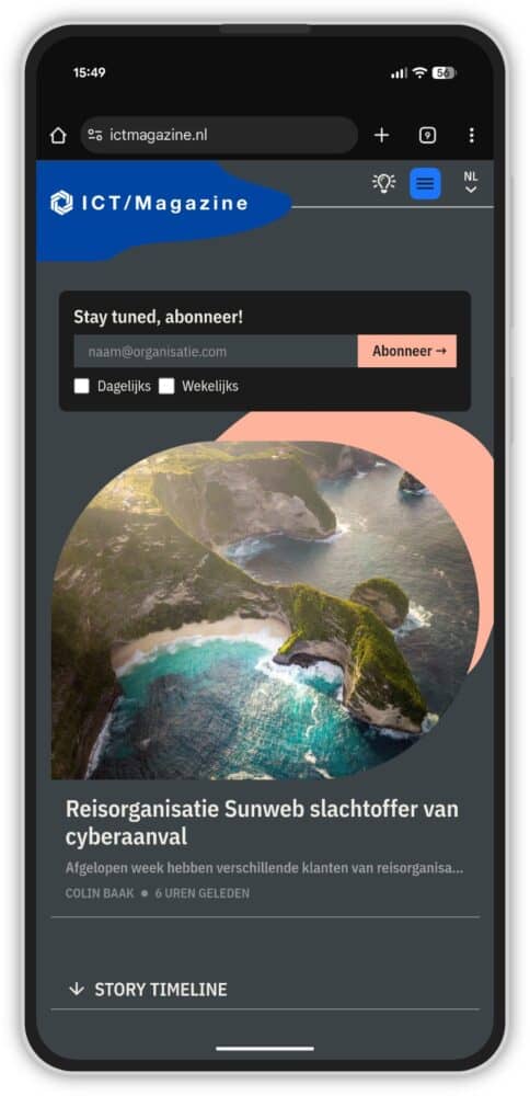 Mobiel scherm met de website van ICT/Magazine met een aanmeldingsprompt en een nieuwsartikel over Sunweb, met aandacht voor een cyberaanval. Ontwikkelaarsopties zijn zichtbaar naast een luchtfoto van de kust.