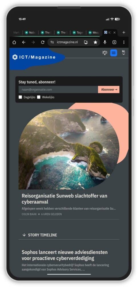 Een smartphone toont de website van ICT Magazine met nieuws over een reisbureau dat getroffen is door een cyberaanval, naast tips over Ontwikkelaarsopties, met een luchtfoto van een kustlandschap.