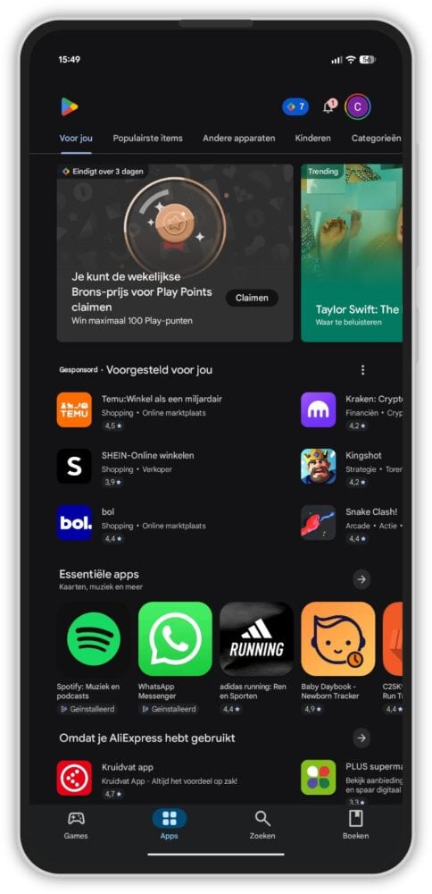 Smartphone met de Google Play Store-app in donkere modus, met bovenaan aanbevolen apps en een banner over wekelijkse beloningen, met Ontwikkelaarsopties ingeschakeld voor geavanceerde instellingen.