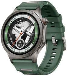Een slanke zilveren smartwatch met een groene siliconen band toont een wereldkaart, fitnessgegevens en batterijpercentage op het ronde digitale scherm.