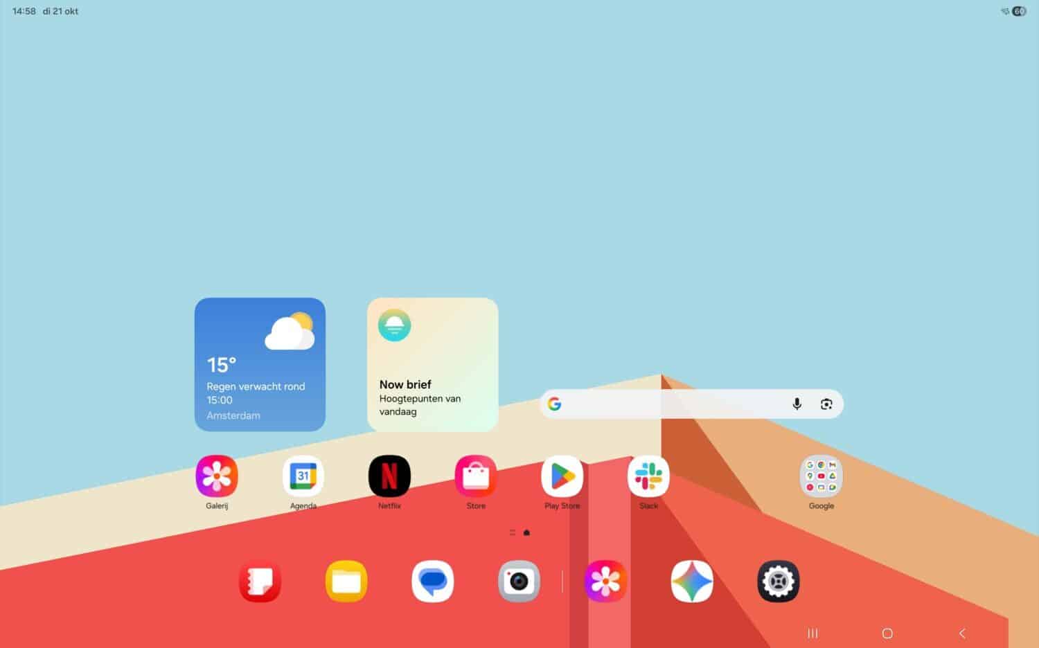 Samsung Galaxy Tab S11 Ultra startscherm met app-iconen, een weerwidget met 15°C in Amsterdam en een nieuwswidget tegen een geometrische rode en blauwe achtergrond.