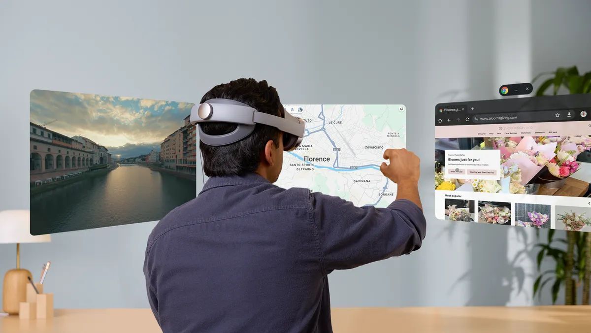 Een persoon met een VR-headset heeft interactie met zwevende digitale schermen waarop een kaart, een foto en een webpagina worden weergegeven in een moderne kamer.