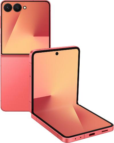 Een opvouwbare smartphone in een metallic roze tint wordt zowel open als gedeeltelijk gesloten getoond, waarbij het reflecterende scherm en de dubbele camera's aan de achterkant worden benadrukt.