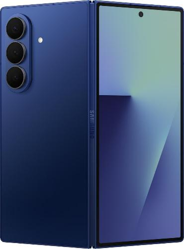 Een blauwe opvouwbare smartphone wordt gedeeltelijk open getoond, met drie camera's aan de achterkant en een groot scherm aan de voorkant, wat het slanke en innovatieve opvouwbare ontwerp benadrukt.
